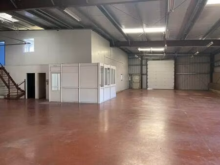 location local d'activités 742 m²