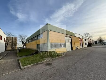 location local d'activités 200 m²