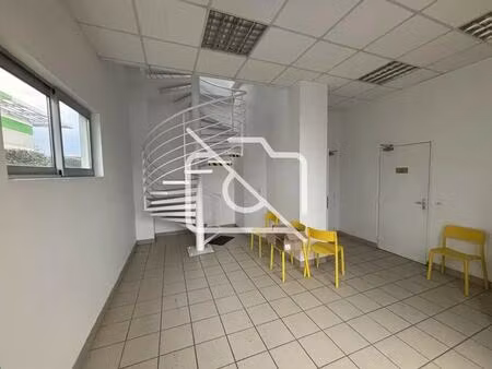 location entrepôt 341 m² à 701 m²