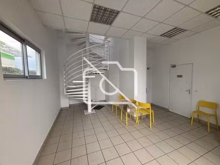 location entrepôt bois d arcy 78390 341m²