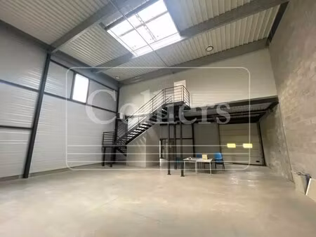 location local d'activités 306 m²