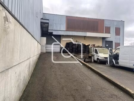 location local d'activités 200 m²