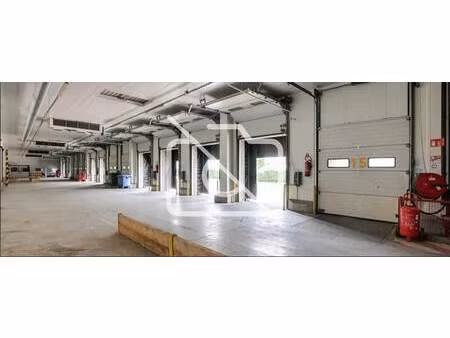 location entrepôt 6 897 m²
