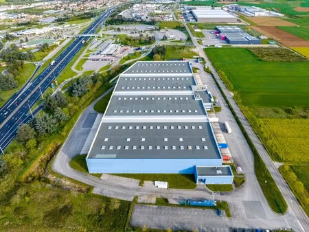 location entrepôt 10 819 m² à 22 130 m²