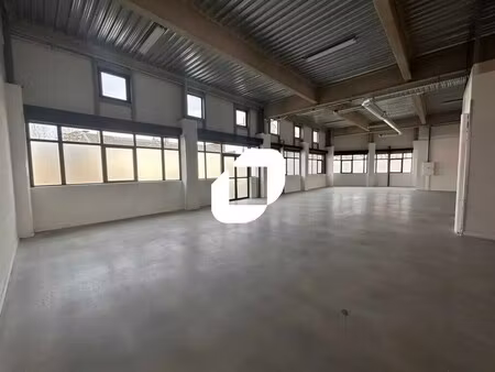 location local d'activités 616 m²