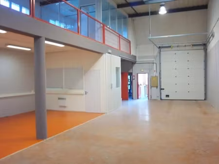 location local d'activités 235 m²