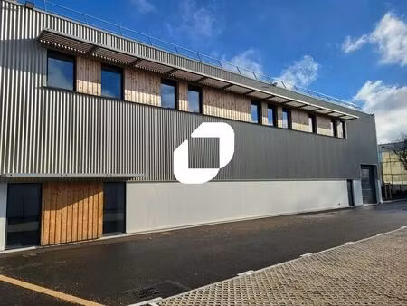 location local d'activités 588 m²