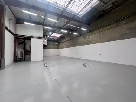 location local d'activités 557 m²