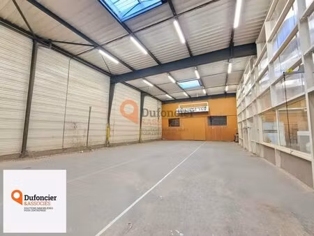 location local d'activités 1 077 m²