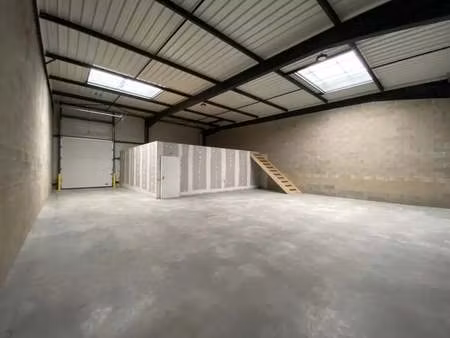 location entrepôt 200 m² à 939 m²