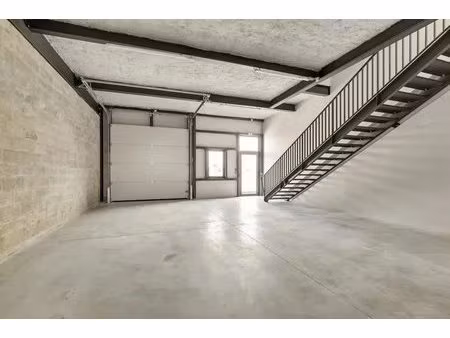 location entrepôt 140 m²