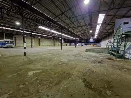 location entrepôt 1 696 m²