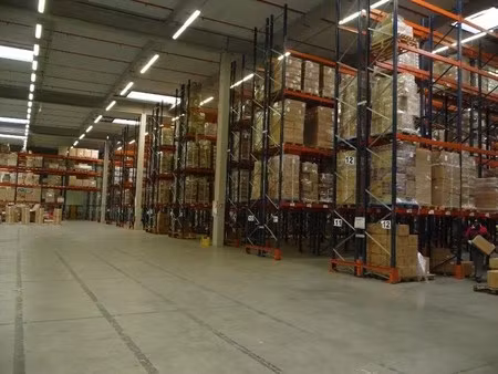 location entrepôt 21 868 m²
