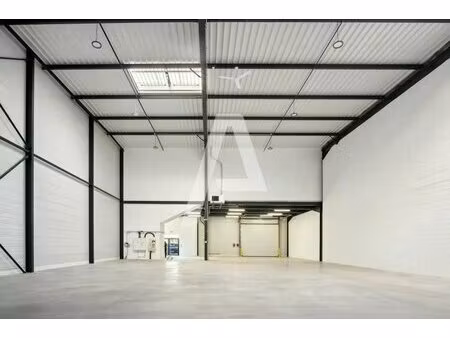 location local d'activités 401 m²
