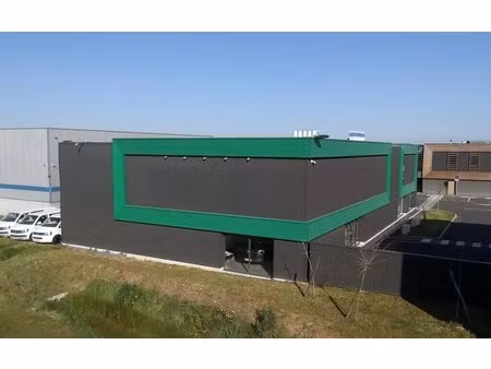 location local d'activités 810 m²