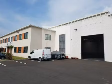location local d'activités 922 m²
