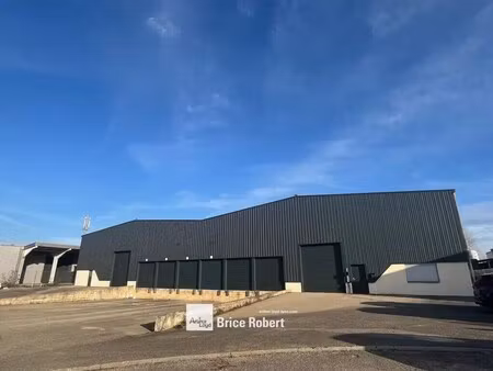 location local d'activités 982 m² à 1 968 m²