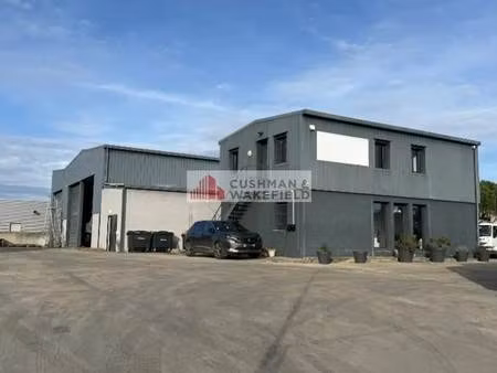 location local d'activités 615 m²