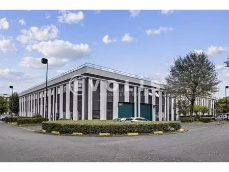 location bureaux 66 m² à 2 811 m²