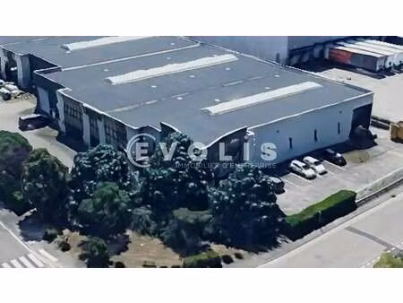location local d'activités 1 858 m²