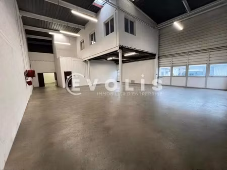 location entrepôt 76 m² à 818 m²
