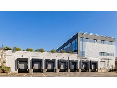 location entrepôt 3 687 m²
