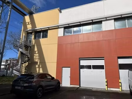 location local d'activités 229 m²