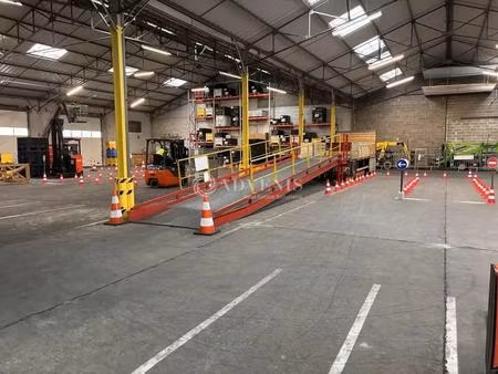 location local d'activités 1 210 m²