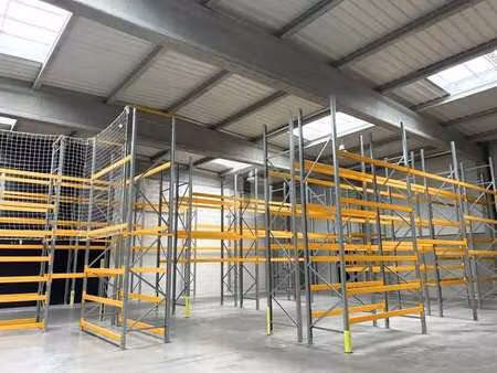 location local d'activités 815 m²