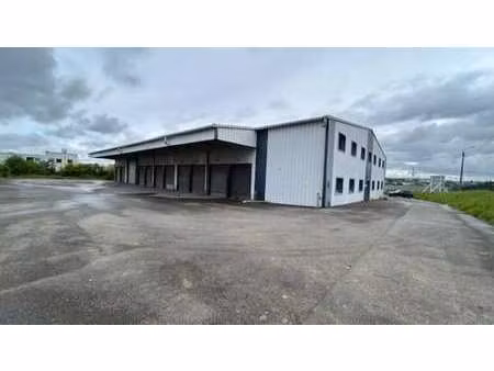 location local d'activités 1 521 m²