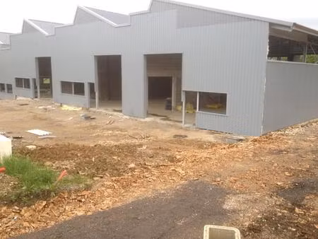 location local d'activités 292 m²