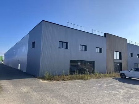 location local d'activités 2 600 m²