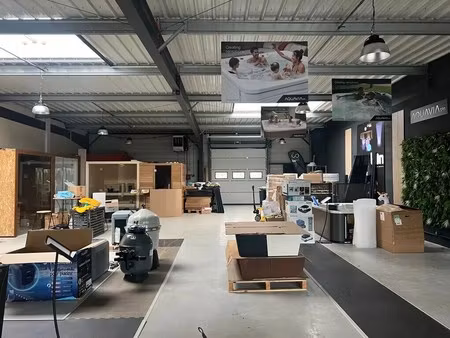 location local d'activités 242 m²