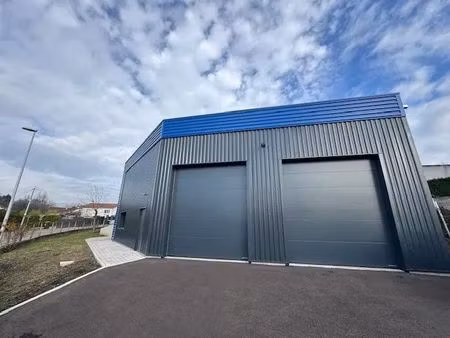 location entrepôt 210 m²