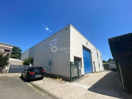 location local d'activités 840 m²