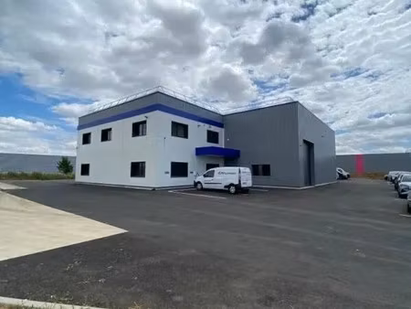 location local d'activités 829 m²