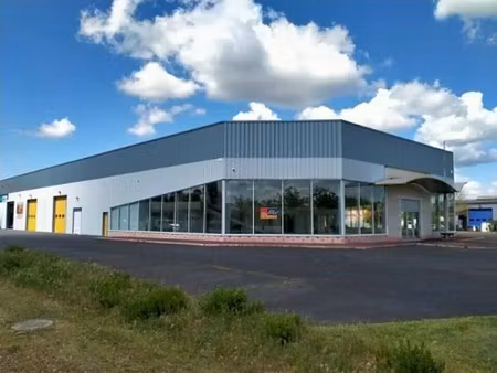 location local d'activités 898 m²