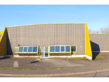 location local d'activités 830 m²