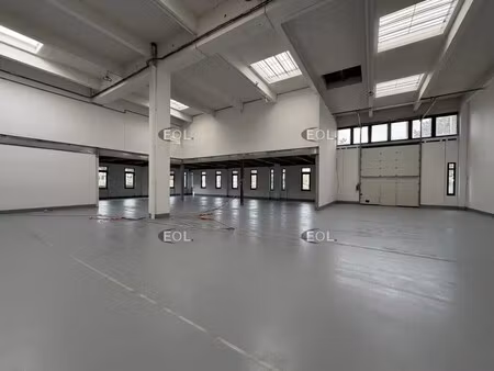 location local d'activités 854 m²