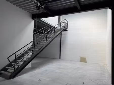 location local d'activités 242 m²