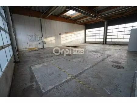location local d'activités 422 m²