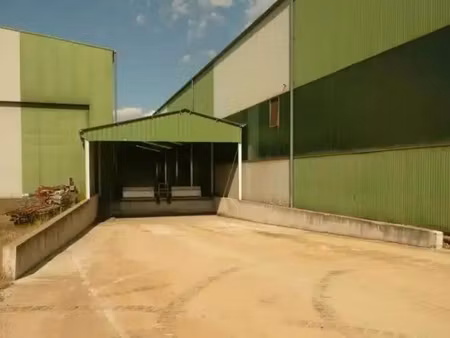 location local d'activités 1 665 m²