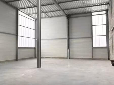 location local d'activités 323 m²