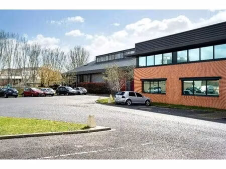 location local d'activités 714 m²