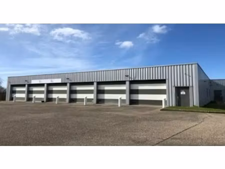 location local d'activités 588 m²
