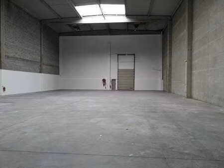 location local d'activités 1 064 m²