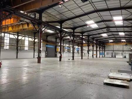 location entrepôt 2 300 m²