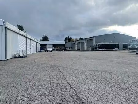 location local d'activités 1 700 m²