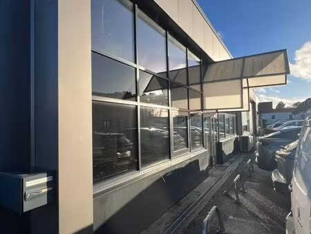 location local d'activités 244 m²