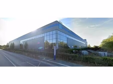 location local d'activités 925 m²